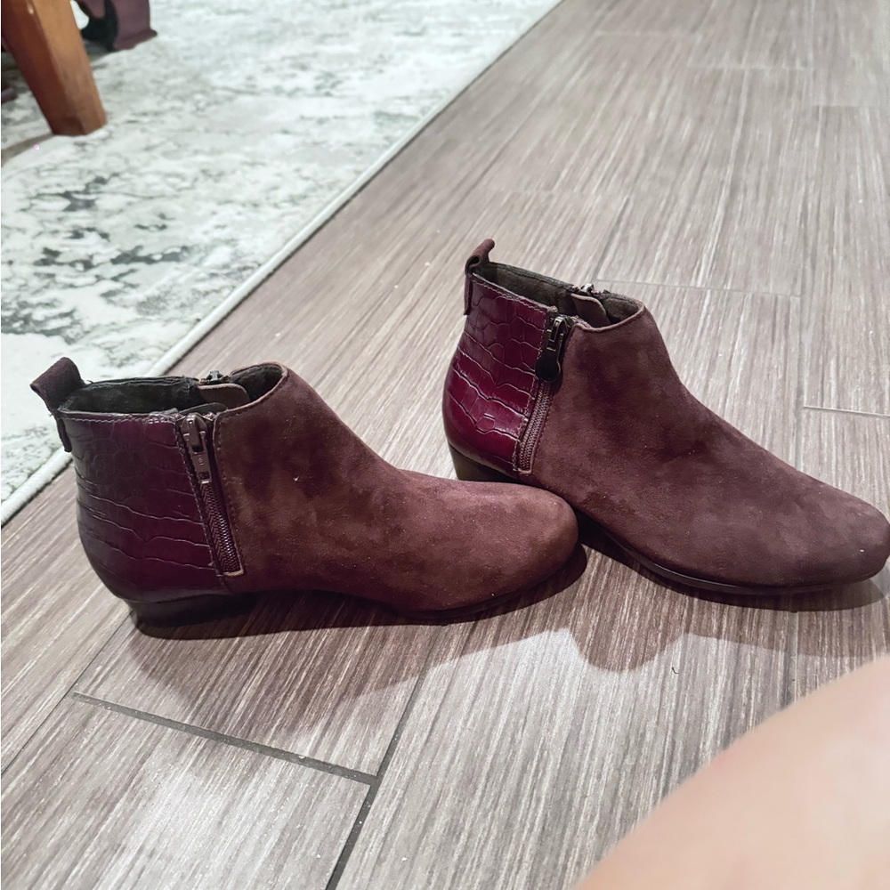 Munro waterproof boots in size 4.